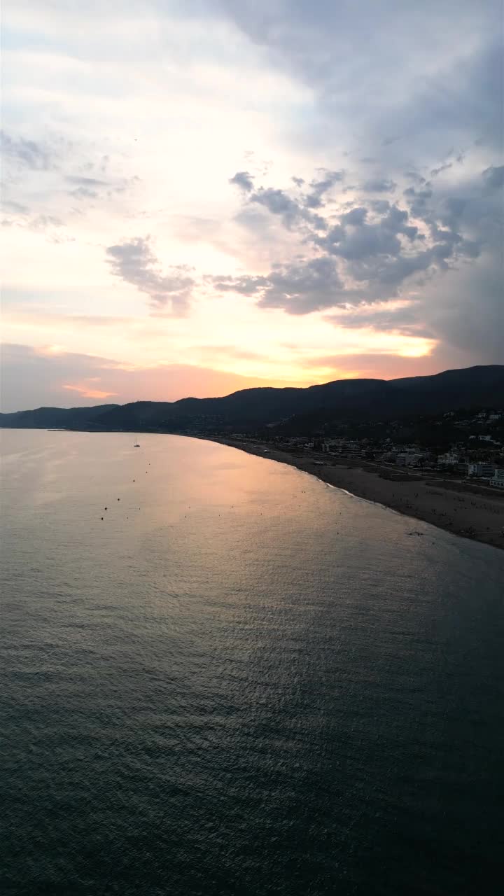 日落时宁静的大海和岛屿的美丽景色视频素材