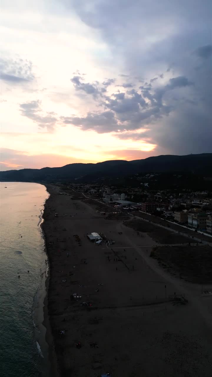 日落时宁静的大海和岛屿的美丽景色视频素材