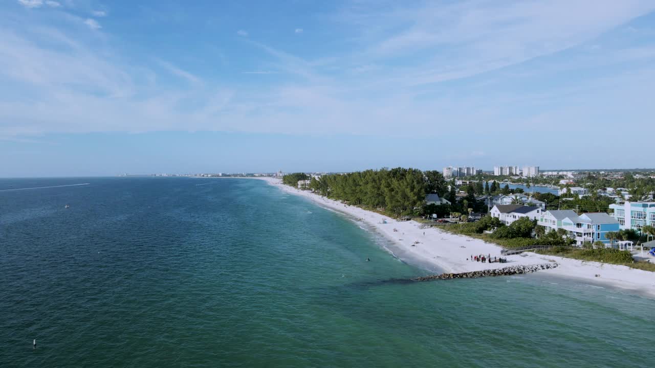 佛罗里达州坦帕湾建筑的海岸鸟瞰图视频素材