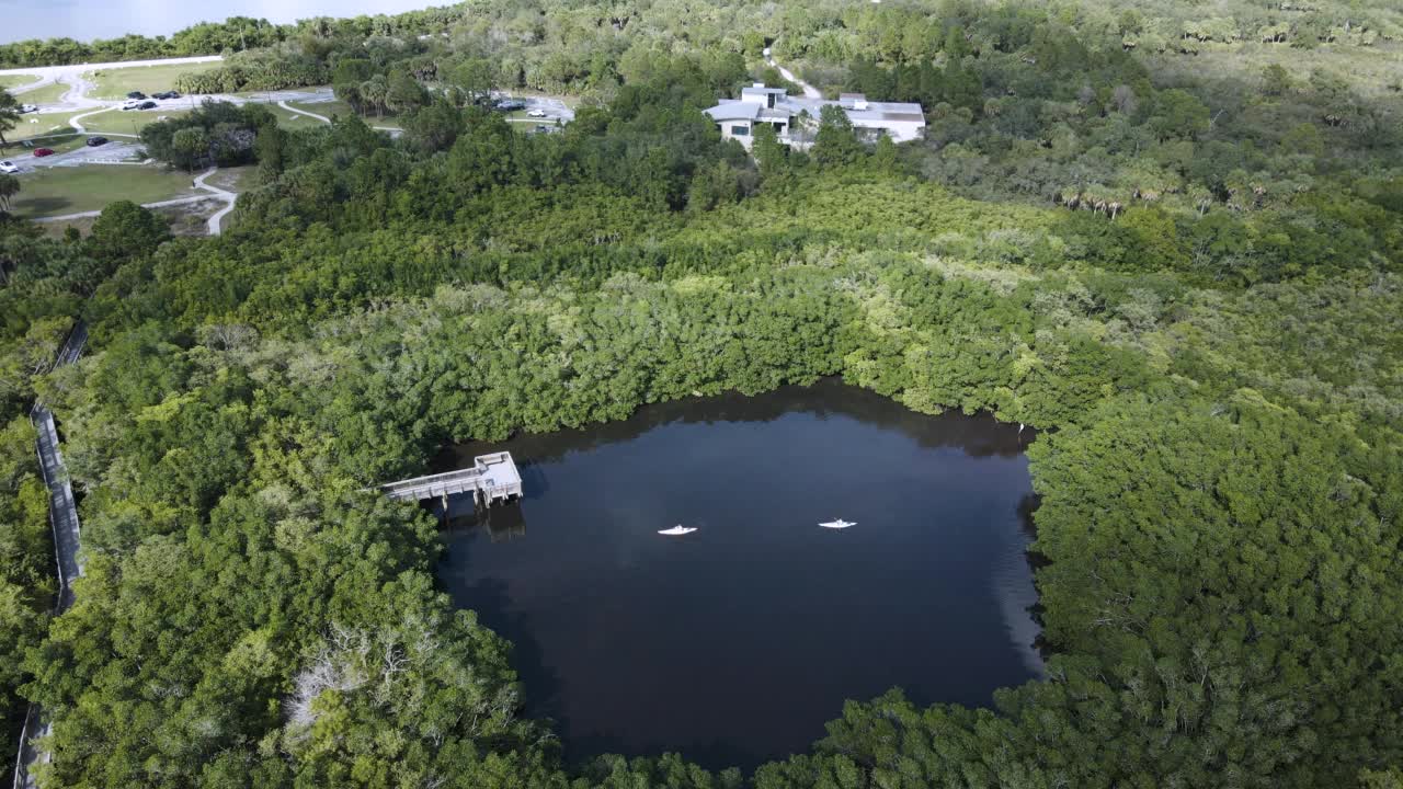 佛罗里达州坦帕湾的一个蓝色湖的航拍图，上面有独木舟视频素材