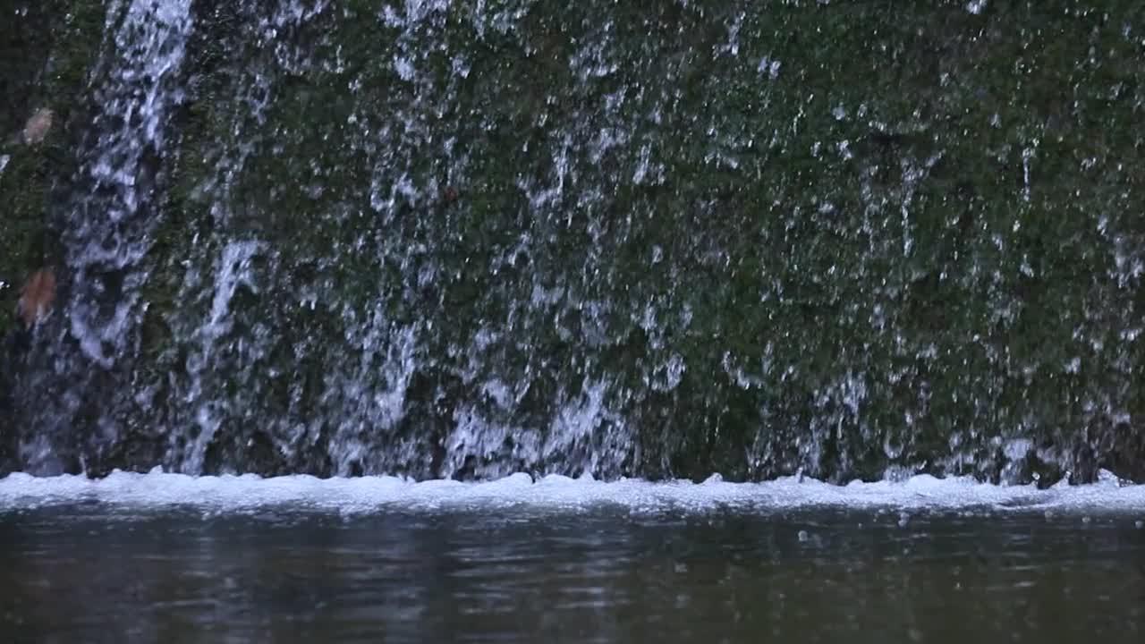 瀑布流水缓慢，瀑布岩石自然风光秀丽视频素材