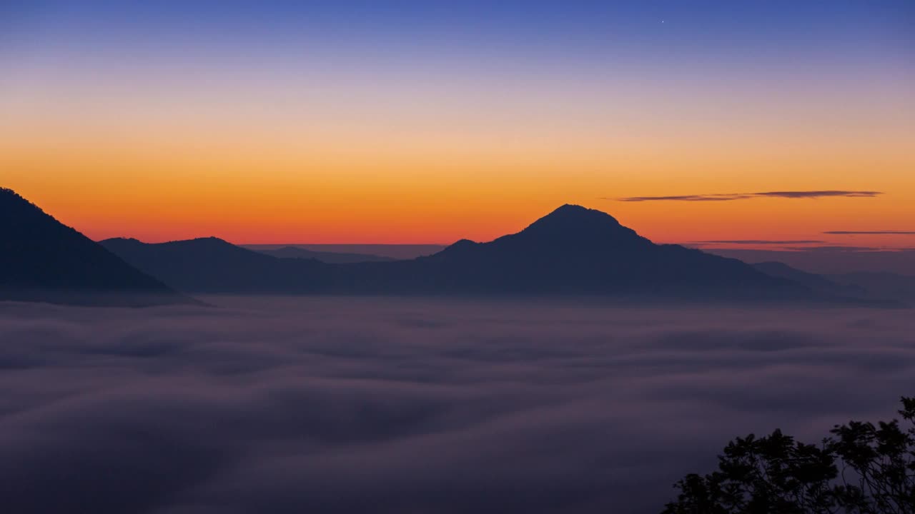 时间推移美丽的日出在早晨像日落天空与云雾在高森林山平滑移动与令人惊叹的黄金小时阳光场景为景观视频素材