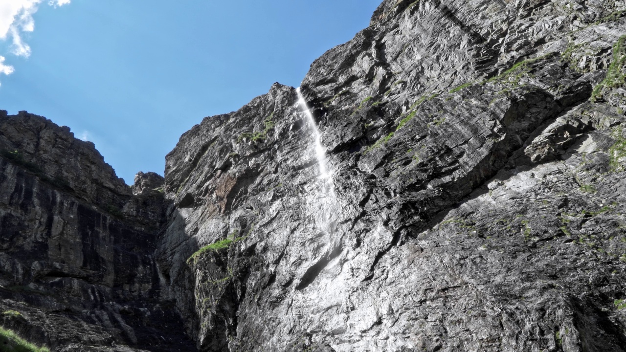 在巴尔干半岛中央国家公园，靠近波特夫峰-巴尔干山的“天雾”瀑布。保加利亚和巴尔干半岛最高的瀑布，高124.5米视频素材