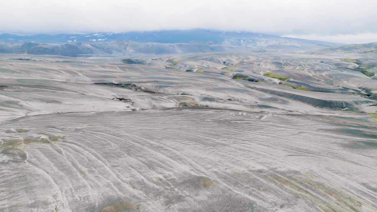 海克拉火山西坡的鸟瞰图，上面覆盖着火山的毛火山灰，冰岛。视频素材