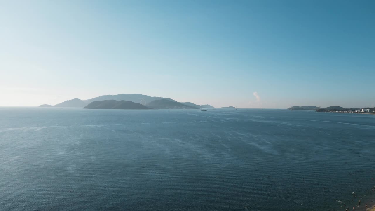 无人机拍摄的越南芽庄市的大海视频素材