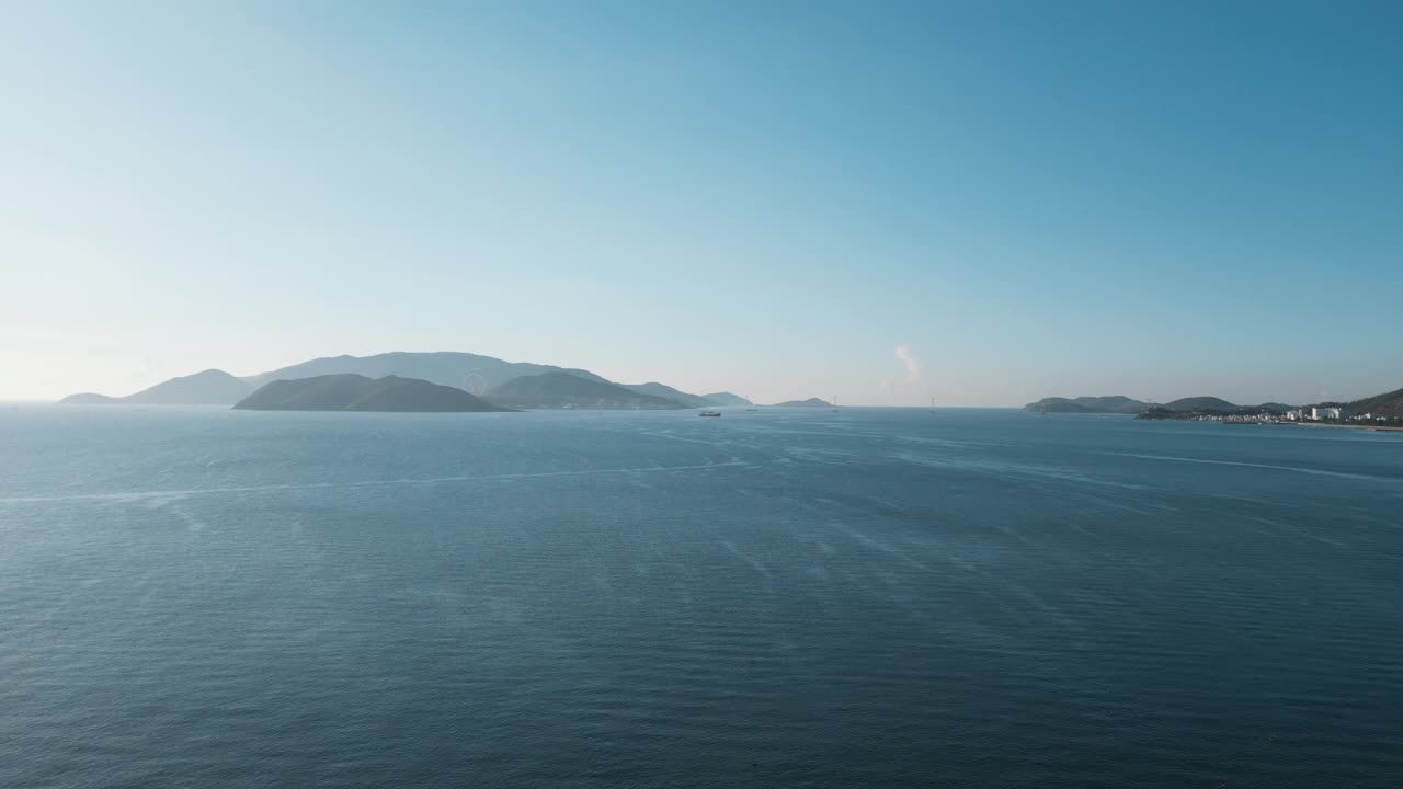 无人机拍摄的越南芽庄市的大海视频素材