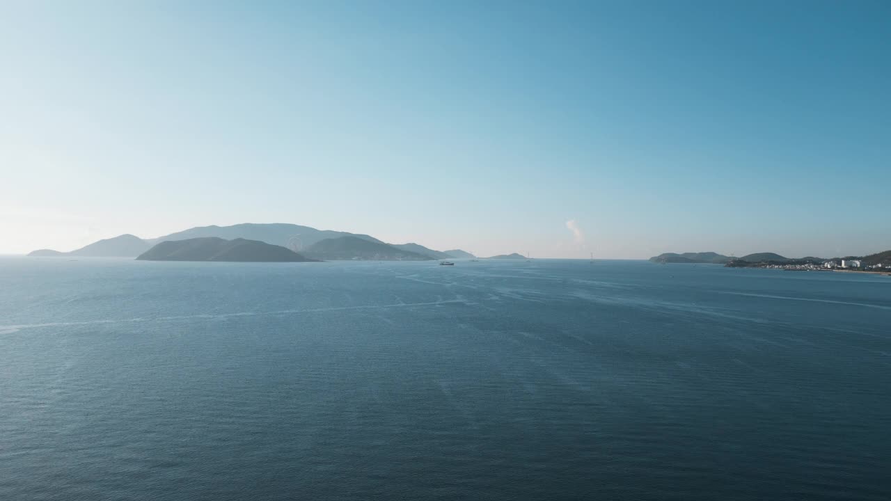 无人机拍摄的越南芽庄市的大海视频素材