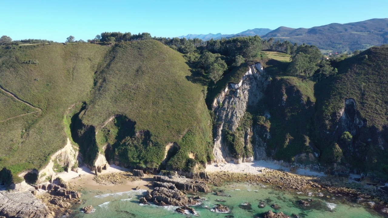 西班牙佛得角阿斯图里亚斯的El Oso和La Franca海滩鸟瞰图。视频素材