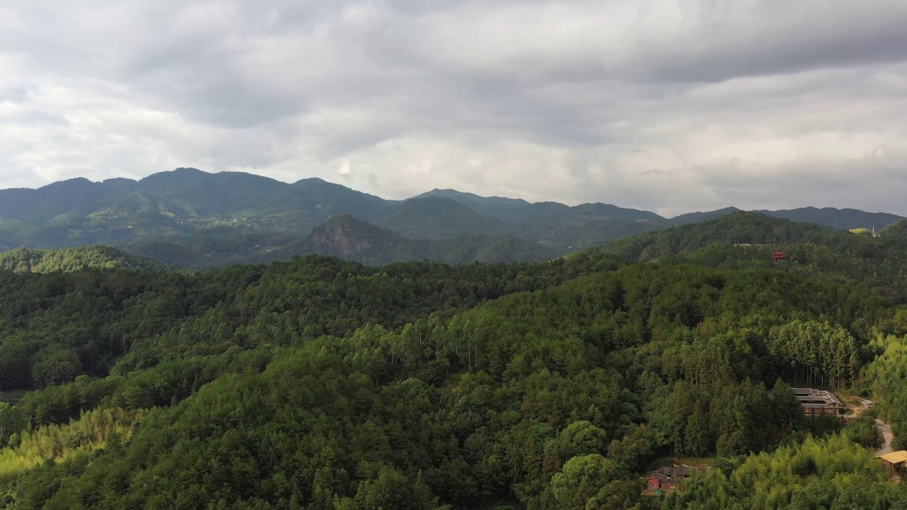 多云天气的山区视频素材