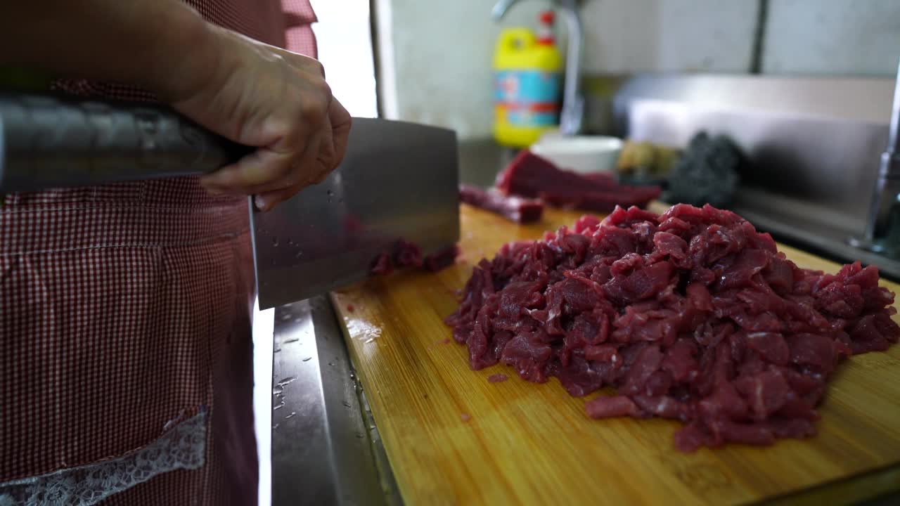 厨师切牛肉特写视频素材