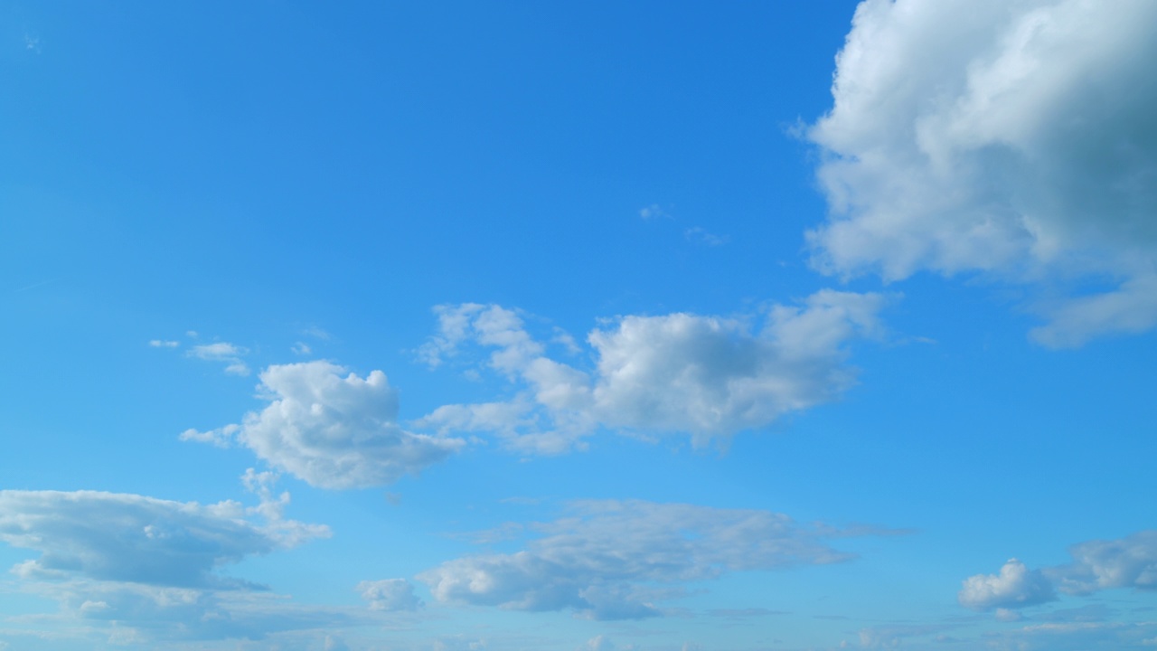 明亮清澈的天空和美丽的层叠云景。自然天气蓝天。天气背景。时间流逝。视频素材