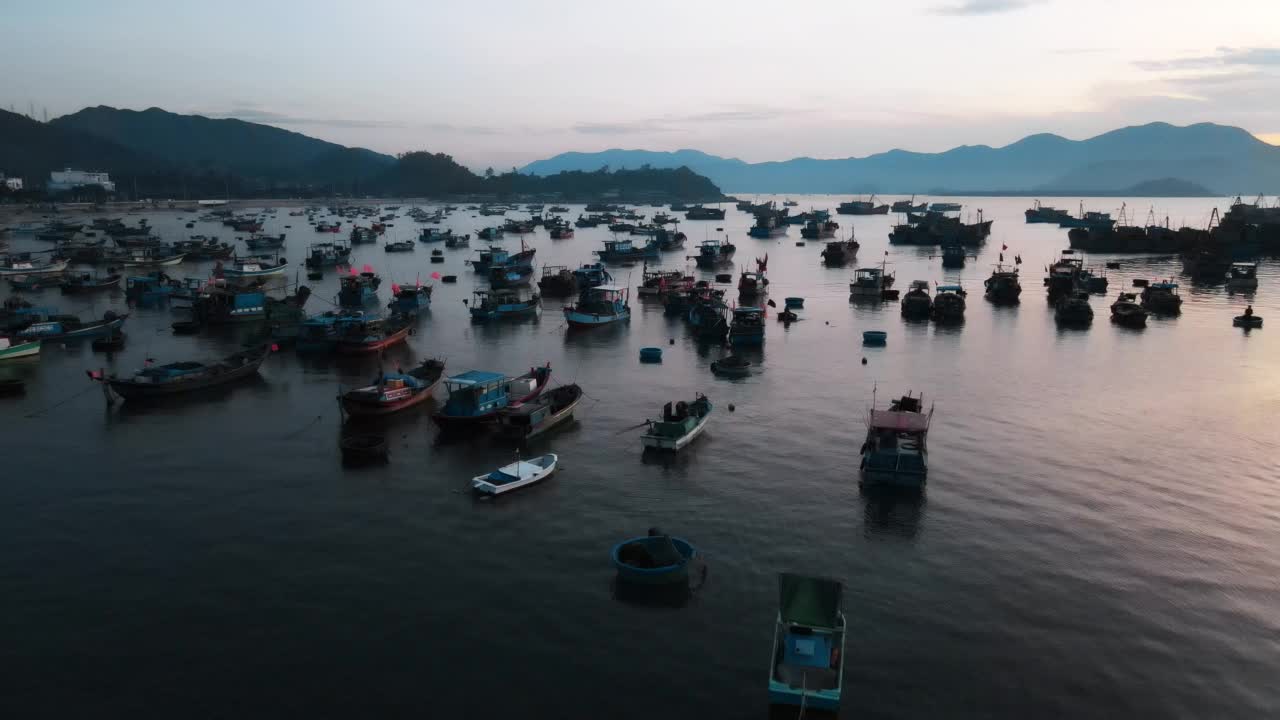 越南芽庄港站在海岸上的船只，从无人机上看到的景象视频素材