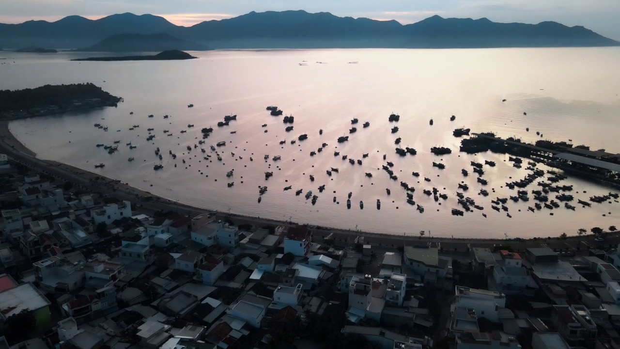 越南芽庄港站在海岸上的船只，从无人机上看到的景象视频素材