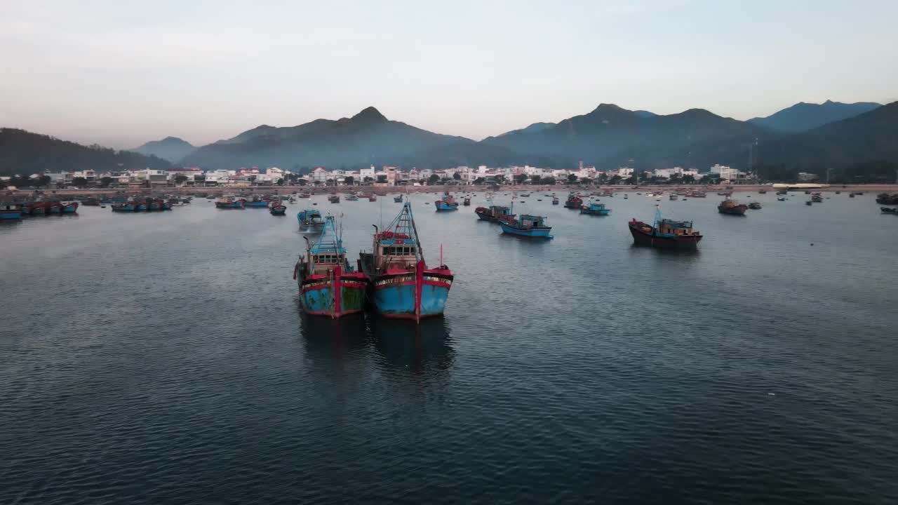 越南芽庄港站在海岸上的船只，从无人机上看到的景象视频素材