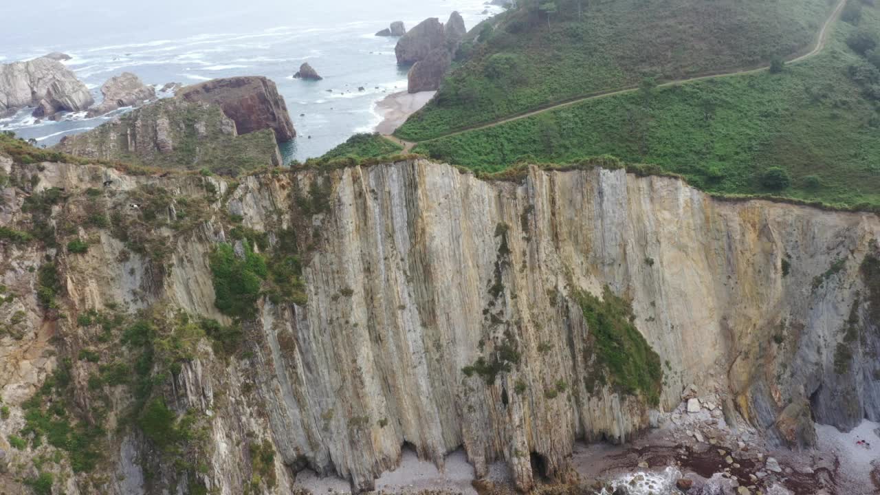 西班牙北部阿斯图里亚斯的寂静海滩鸟瞰图。视频素材