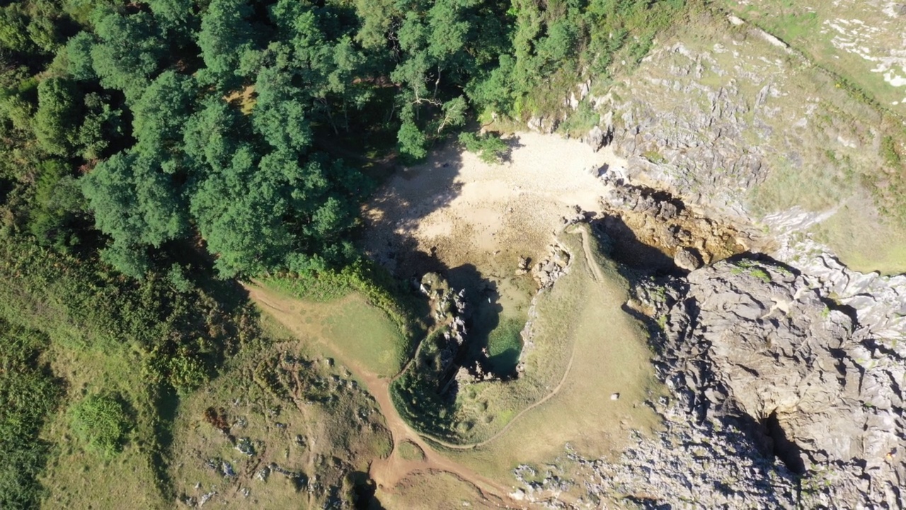 Cobijero海滩鸟瞰图，llane, Asturias，西班牙。视频素材