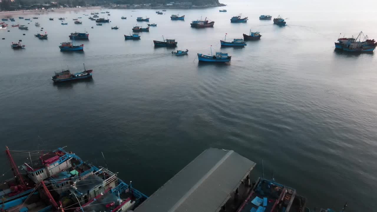 越南芽庄港站在海岸上的船只，从无人机上看到的景象视频素材