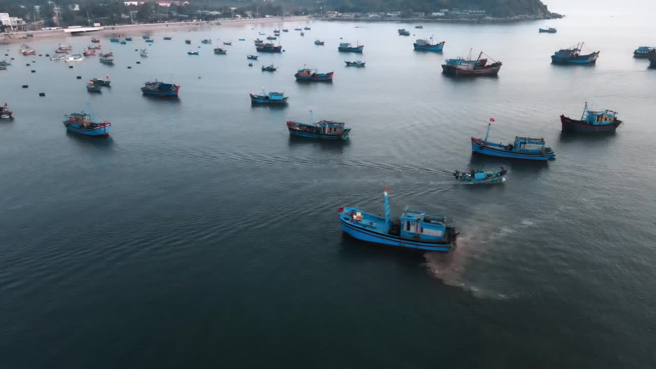 越南芽庄港站在海岸上的船只，从无人机上看到的景象视频素材