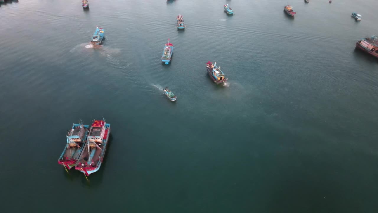 越南芽庄港站在海岸上的船只，从无人机上看到的景象视频素材