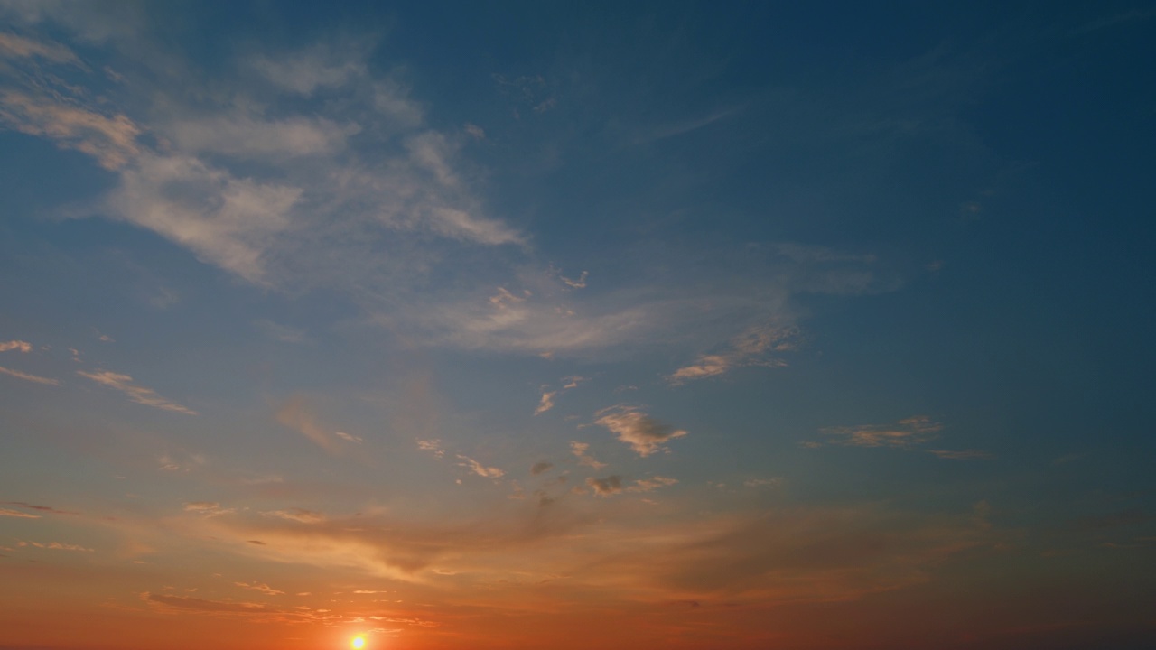 强烈的戏剧性的全景日落。抽象的橙色云在日落天空的背景。间隔拍摄。视频素材