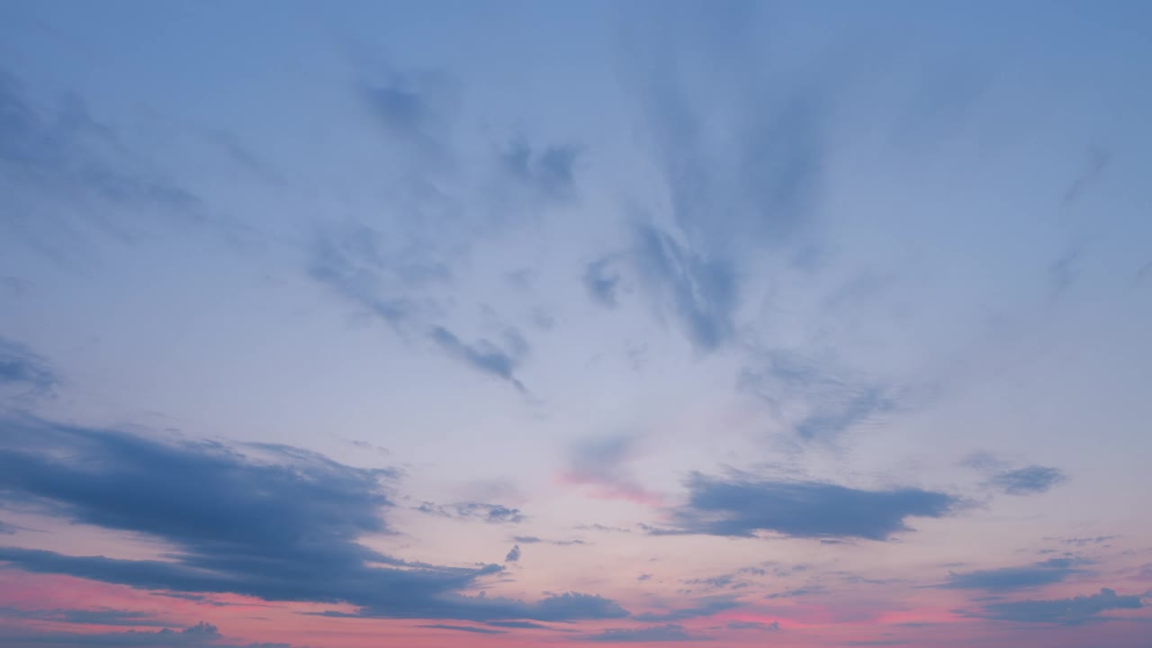 太阳在地平线下，云在火红的戏剧性的天空。被阳光照亮的卷云。间隔拍摄。视频素材