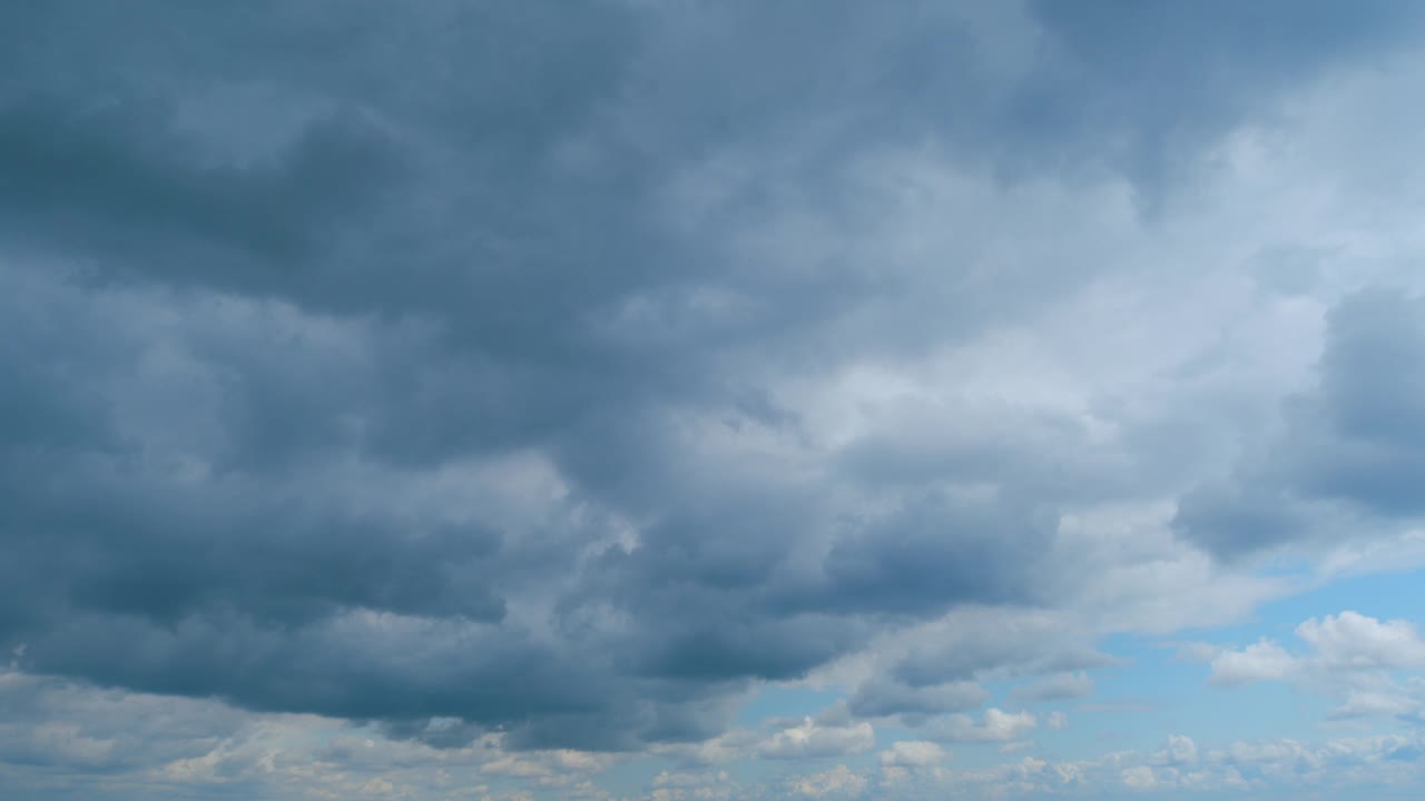 形成云移动与蓝色阳光，夏天的天空。云自然环境。时间流逝。视频素材