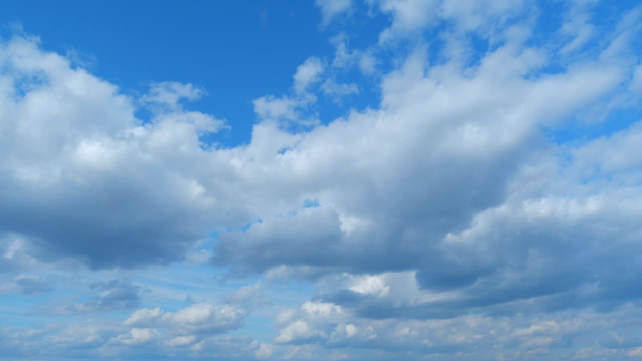 自然天气蓝天。白云配蓝天背景。热带夏天阳光明媚，白天阳光灿烂。时间流逝。视频素材