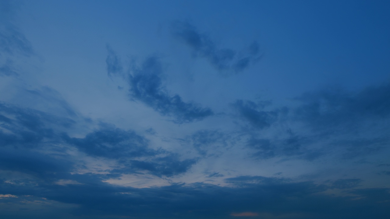 夏天的天空在日落与云。热带夏季阳光下的云景。间隔拍摄。视频素材