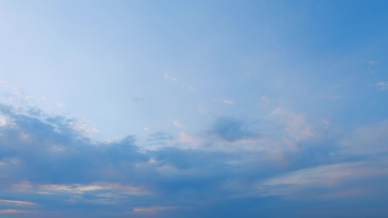 暗紫色和粉红色的日落天空，傍晚的云。燃烧的天空闪闪发光。间隔拍摄。视频素材