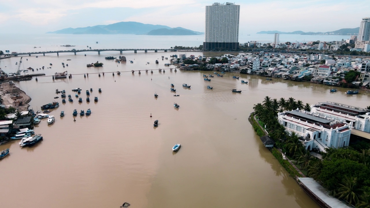 越南芽庄港站在海岸上，有船和桥，从无人机上观看视频素材