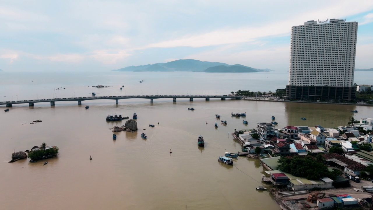 越南芽庄港站在海岸上，有船和桥，从无人机上观看视频素材