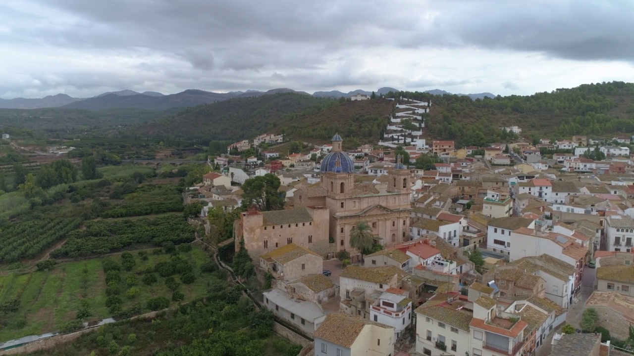 从空中拍摄的Sot de Ferrer Valencia，背景是隐居地视频下载