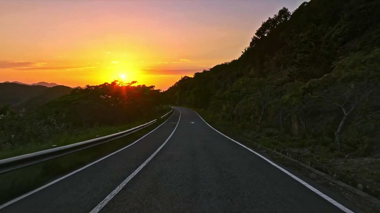 在日落的路上开车视频素材