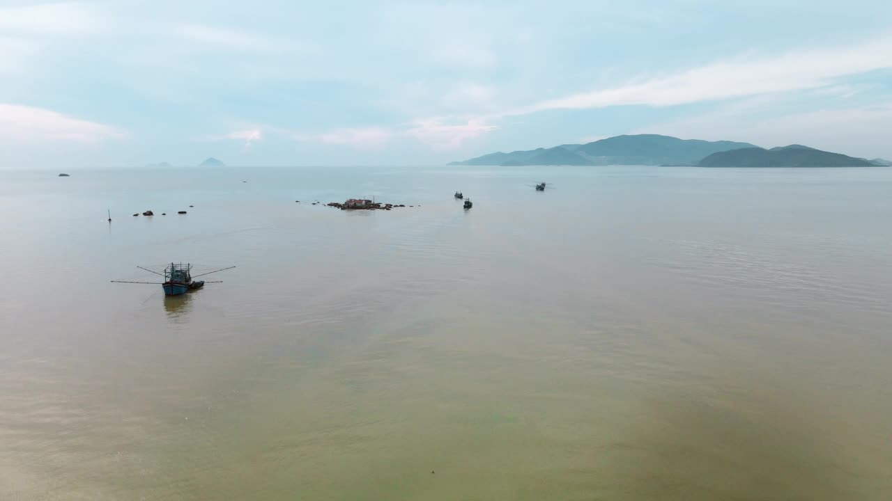 越南芽庄港站在海岸上的船只，从无人机上看到的景象视频素材