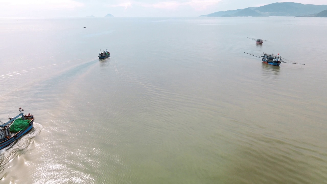 越南芽庄港站在海岸上的船只，从无人机上看到的景象视频素材