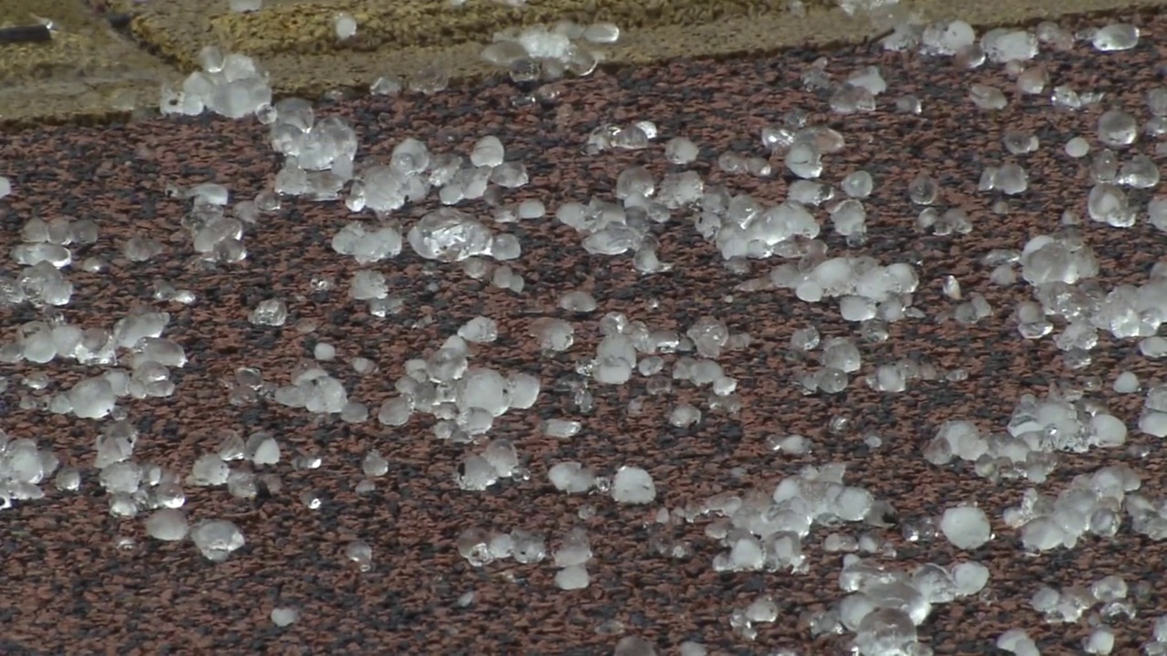 雨中路上冰雹，日本福岛视频素材