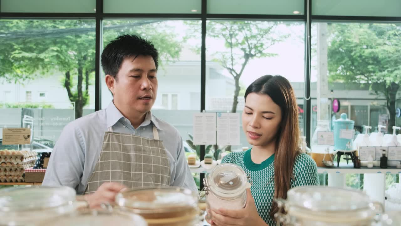 一个店主和顾客在补充商店，零废物，无塑料杂货。视频素材