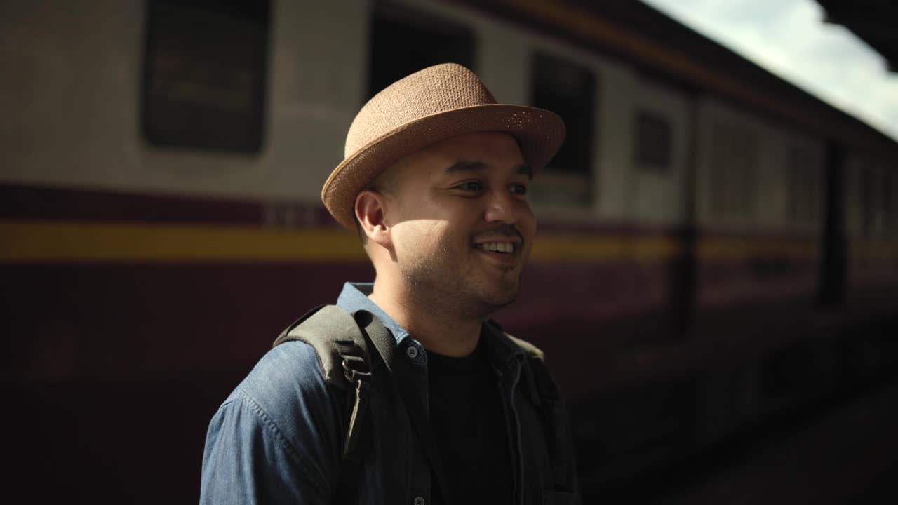 男性背包客到达站台铁路。自由旅行者年轻的亚洲人在终点站。快乐旅游旅游乘火车在假期时间假期周末旅行。去各地的概念。视频素材