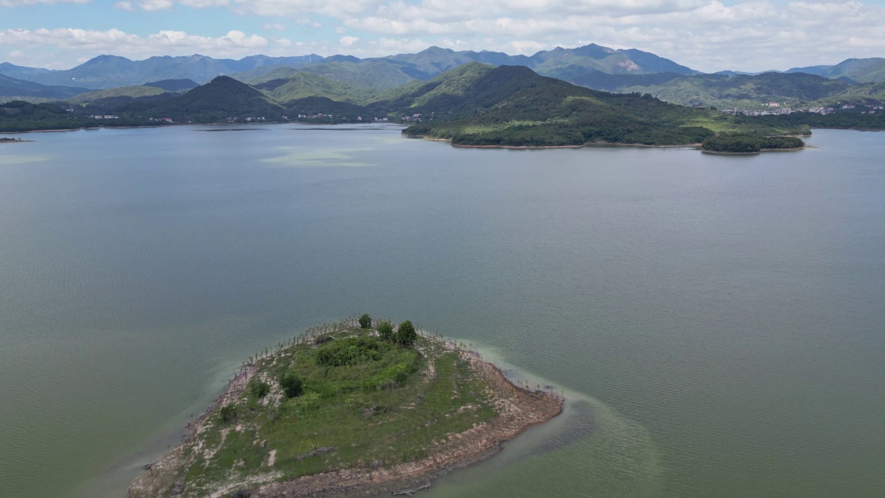 湖中岛屿的鸟瞰图视频素材