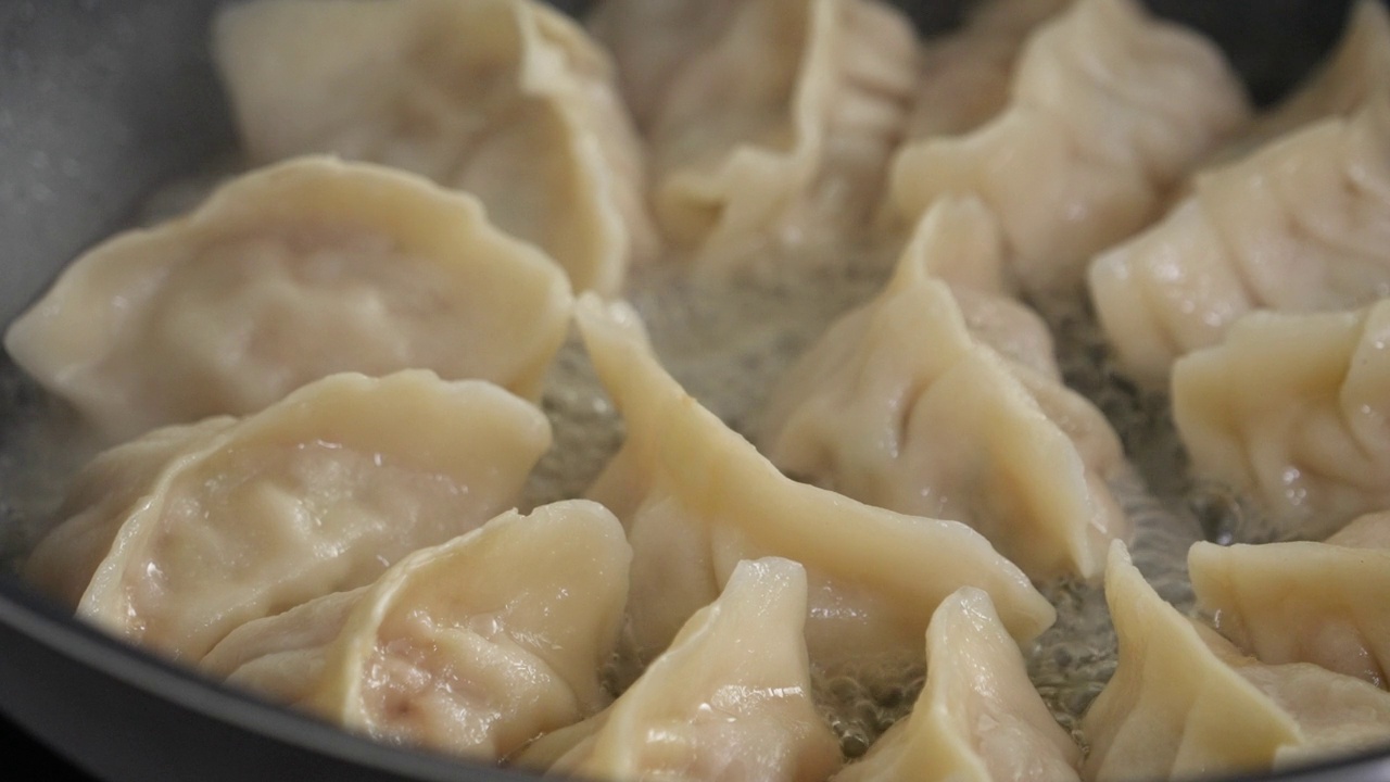 在家里煎饺子饺子。视频素材