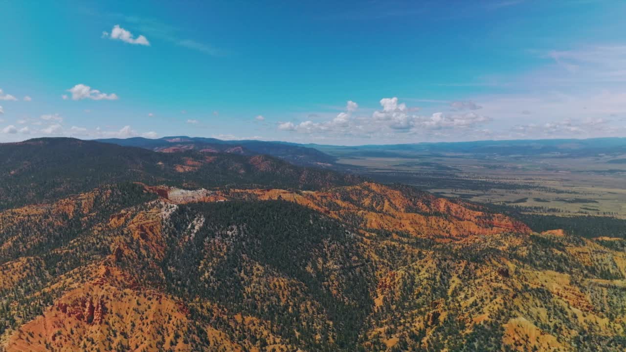 山峦苍翠，风景如画。美国犹他州峡谷上空令人惊叹的蓝天。视频素材