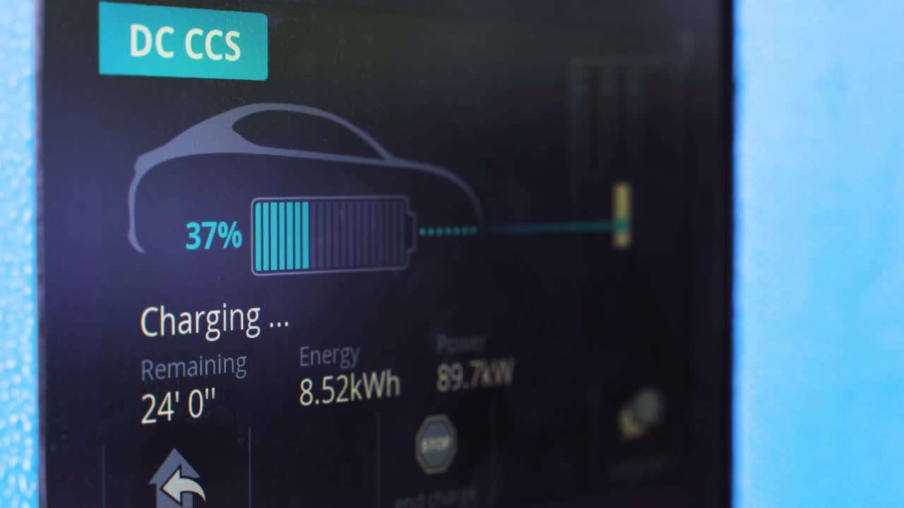 近距离的现代仪表盘显示电池充电视频素材