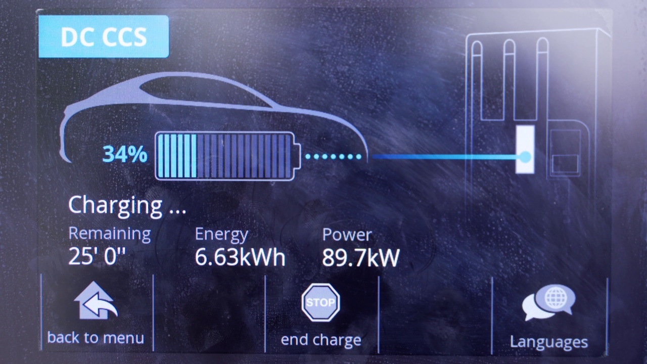 现代汽车显示速度，时间和电池充电视频素材