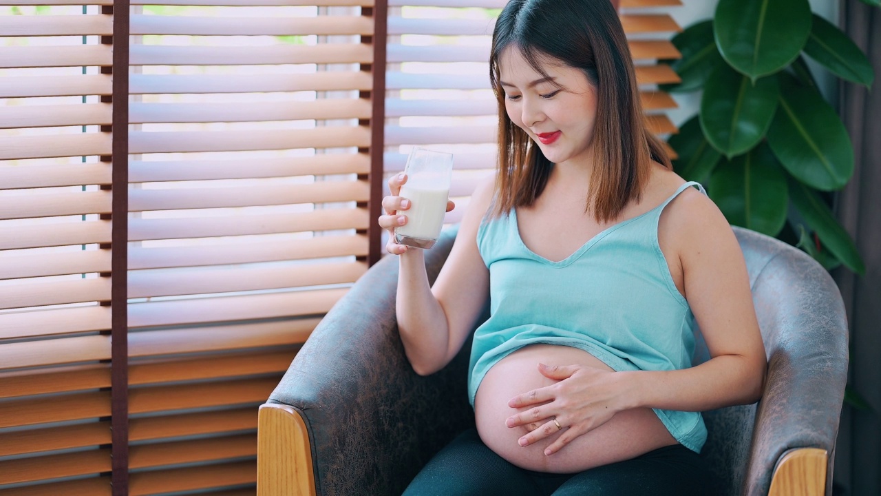 亚洲孕妇喝牛奶有益健康视频素材