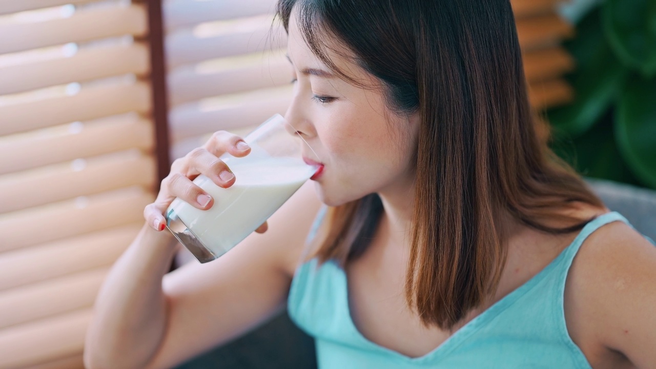 亚洲孕妇喝牛奶有益健康视频素材