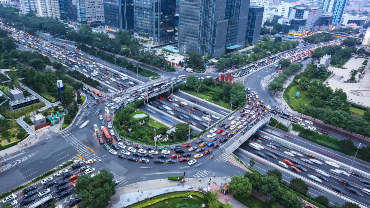 高速公路鸟瞰图繁忙的城市高峰时间交通拥挤的高速公路。视频素材