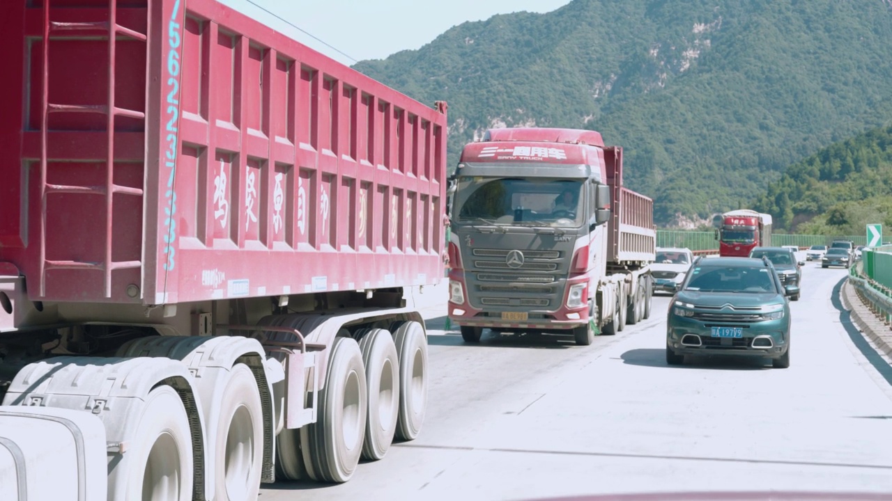 高速公路上行驶的汽车视频素材