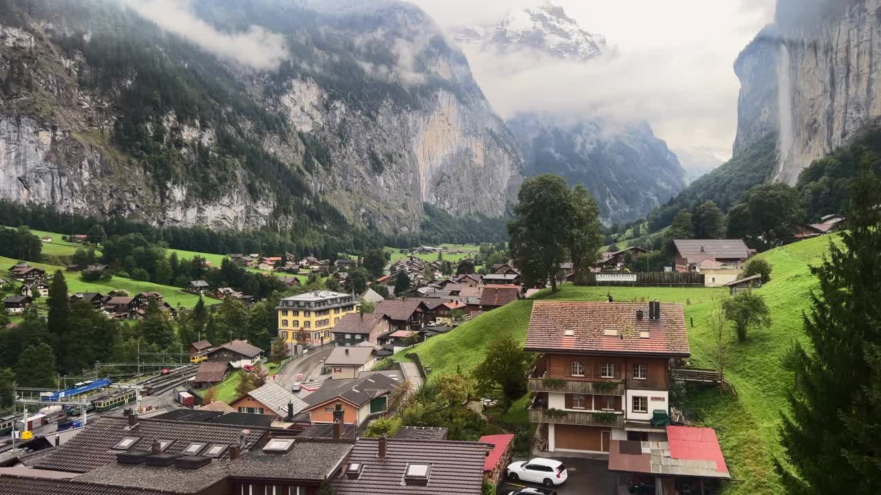 石棘山，因特拉肯的鸟瞰图视频下载