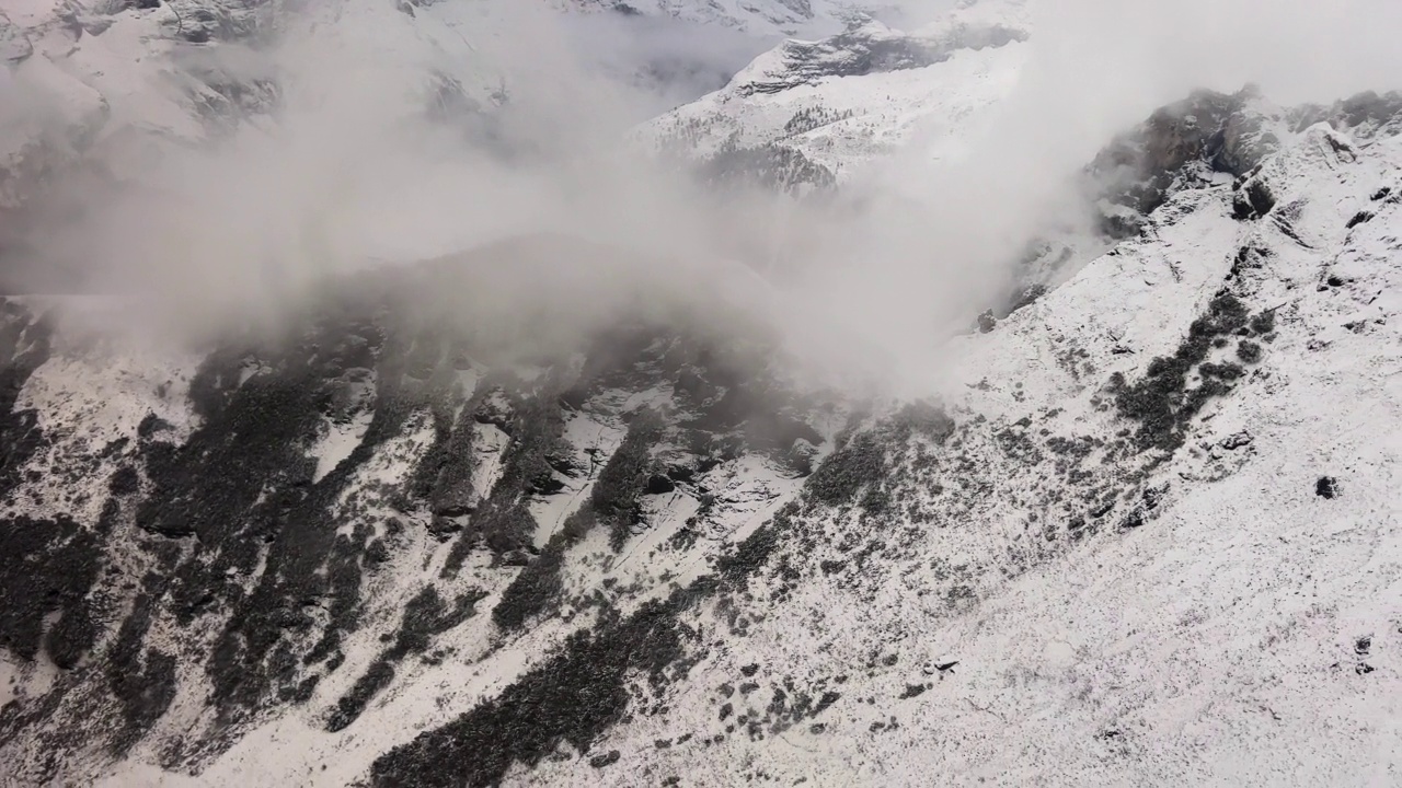 雾和雪的国度，瑞士的石棘山视频素材