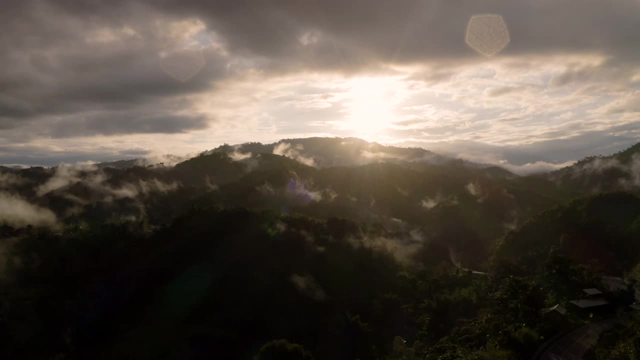 鸟瞰图雨后云雾山在早晨视频素材